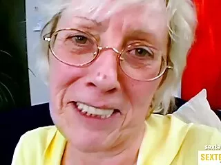 همانطور که پاهایش را باز می کند ، شلخته قدیمی با یک اسباب بازی حنجره و گربه دانلود فیلم های جدید سکسی را تکان می دهد