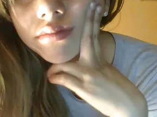 پاها را که لخت است Runetka فیلم های جدید سکسی اینستاگرام گربه را نوازش می کند
